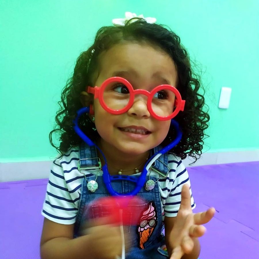 Criança em atividade de faz de conta no Colégio Nena Kids