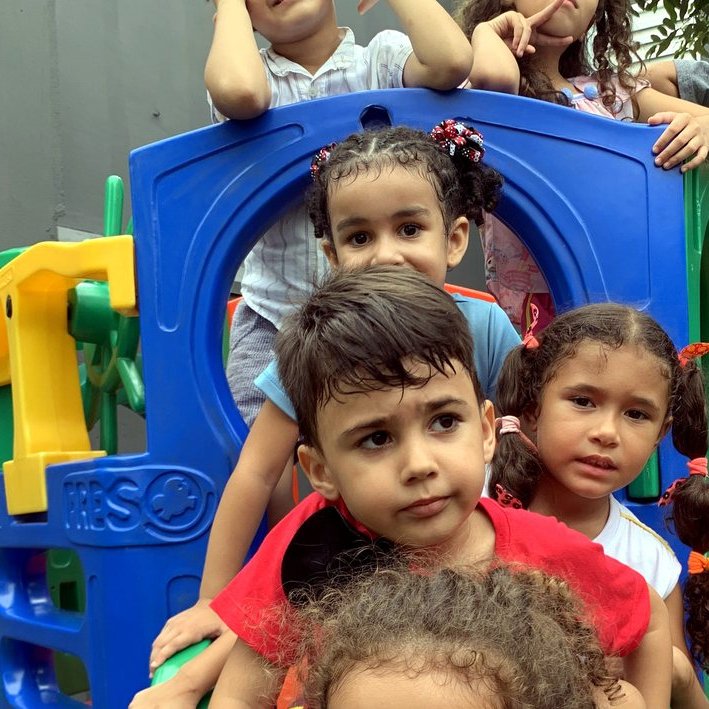 Turma de crianças brincando no parquinho do Colégio Nena Kids